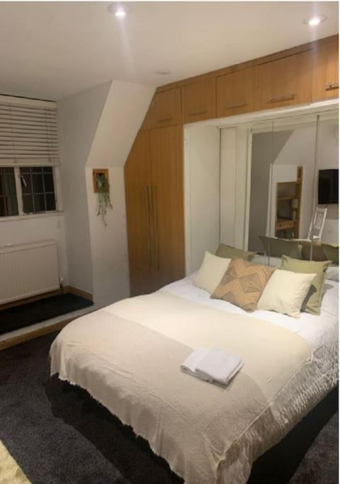 Holiday home Great 5-bedroom House In Thornton Road Sleeps 14+ London