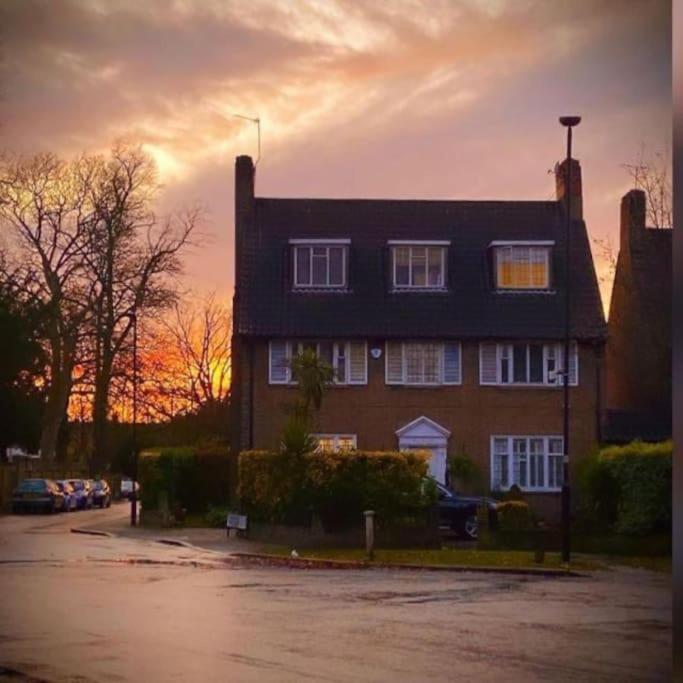 Great 5-bedroom House In Thornton Road Sleeps 14+ Holiday home *