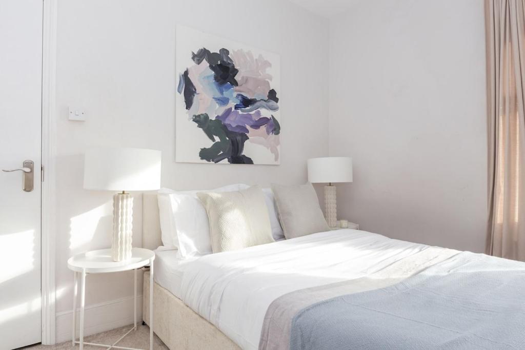 Newly Renovated Large 4/5 Bedroom Victorian Terrace House With Garden. London
