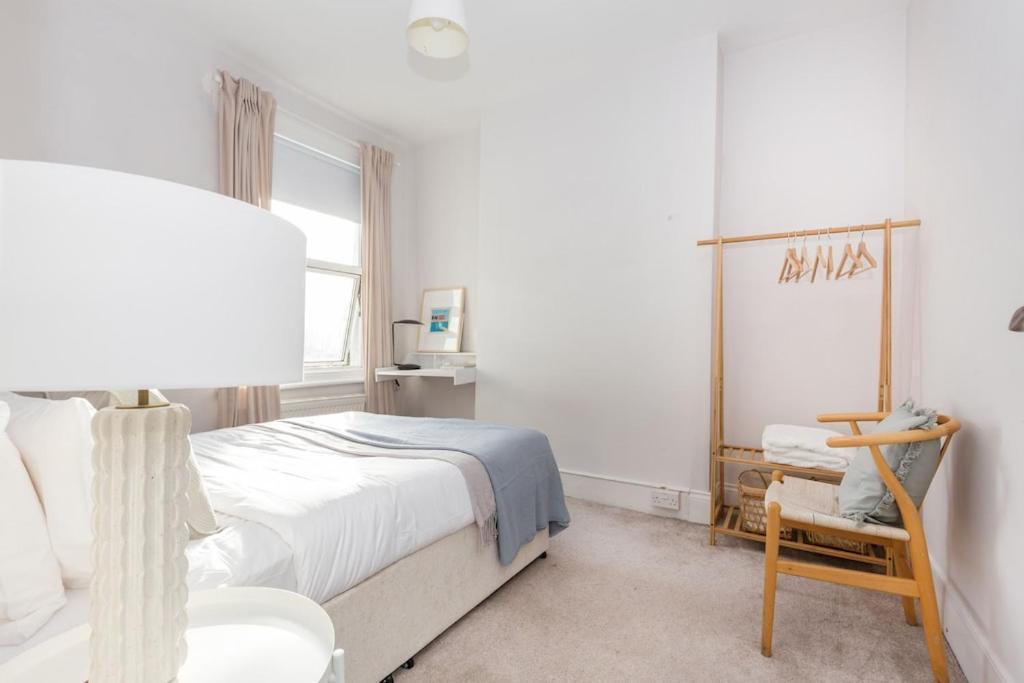 Ferienhaus Newly Renovated Large 4/5 Bedroom Victorian Terrace House With Garden.
