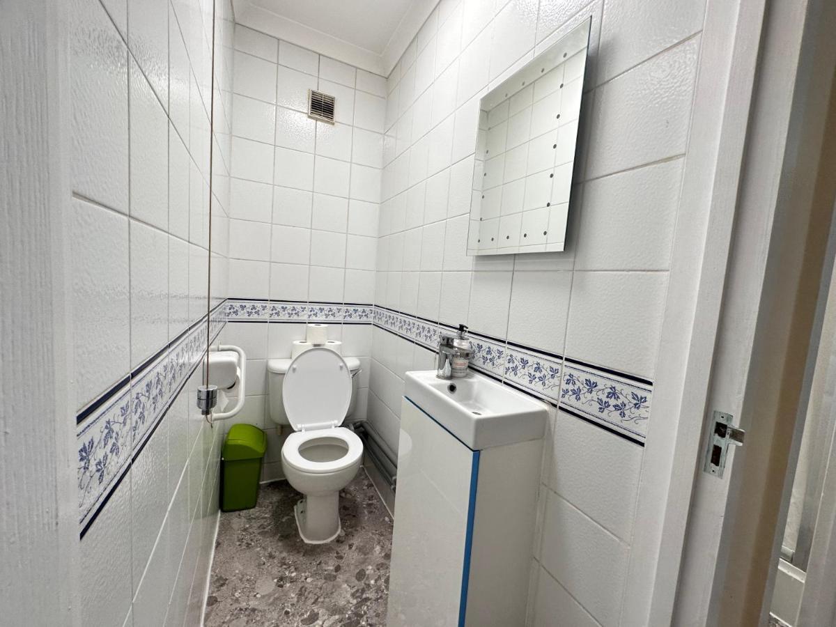 Posh 2-bedroom, Living Room, Kitchen & 1.5 Bathroom Apartamento *
