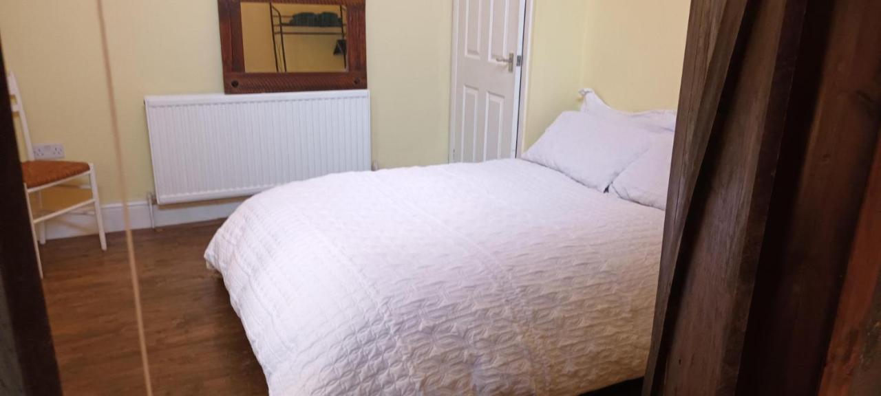 With Luxury Private Bathroom & Independent Entrance Near Tube Guest house