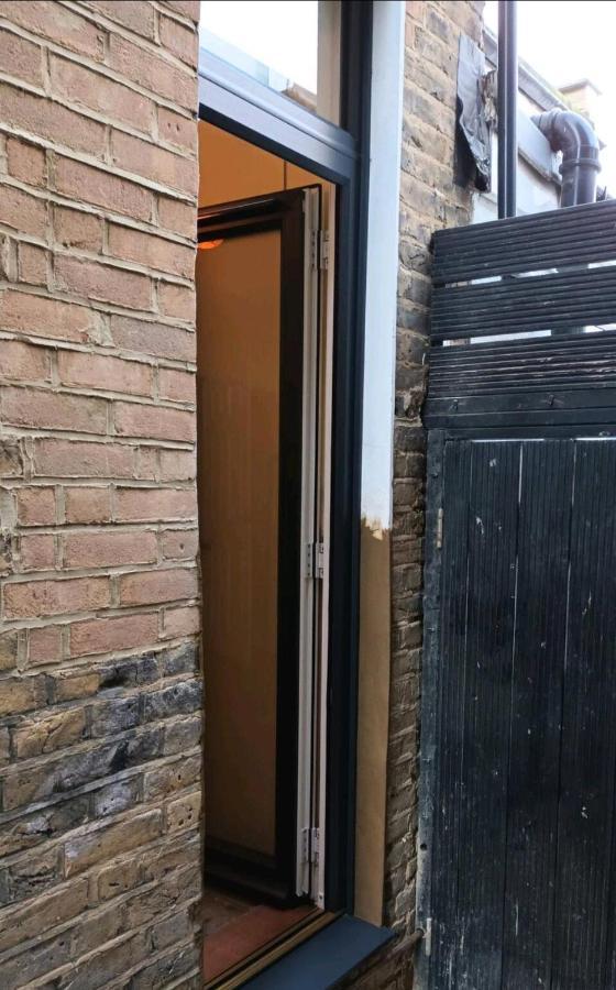 With Luxury Private Bathroom & Independent Entrance Near Tube Guest house London