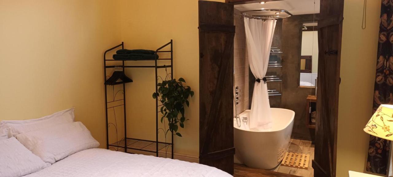 Guest house With Luxury Private Bathroom & Independent Entrance Near Tube *