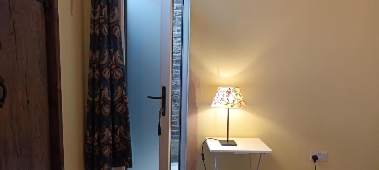 Guest house With Luxury Private Bathroom & Independent Entrance Near Tube