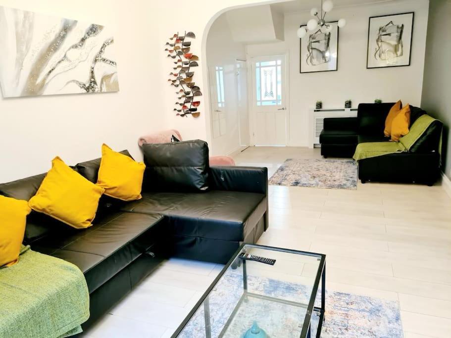 Private House With Free Parking * London