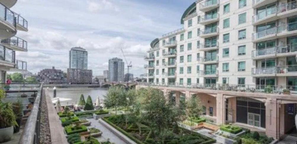 Stunning Penthouse Overlooking River Thames Apartment