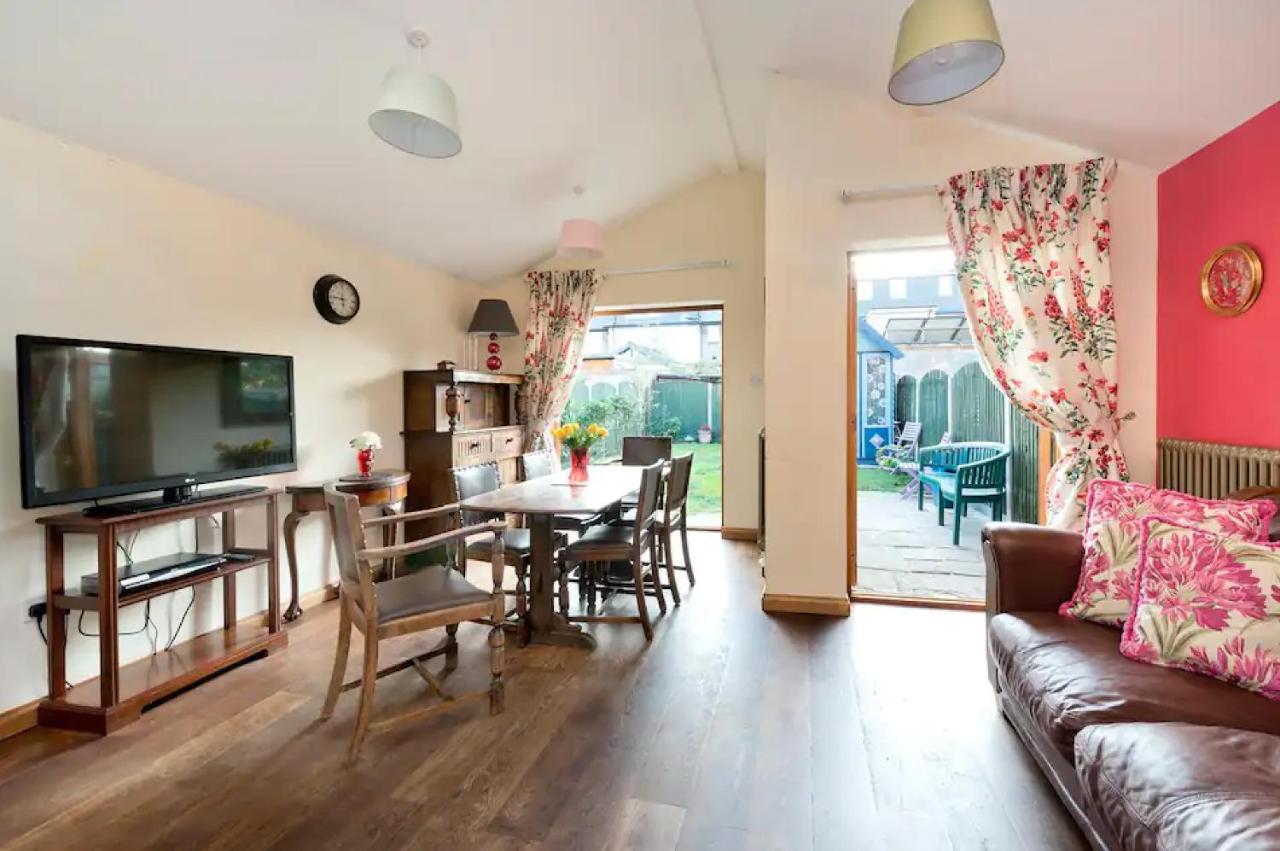 Lovely Three Bedroomed House, Parking 2 Cars * London