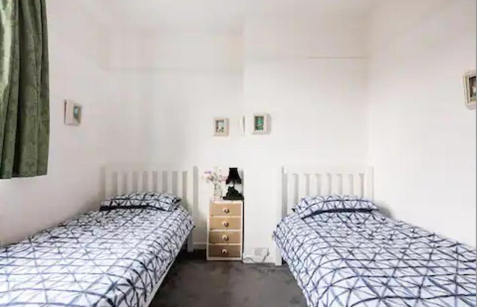 Lovely Three Bedroomed House, Parking 2 Cars Holiday home