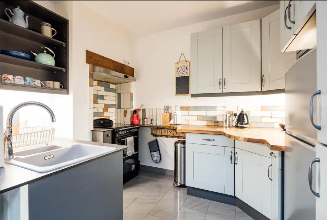 Lovely Three Bedroomed House, Parking 2 Cars * London