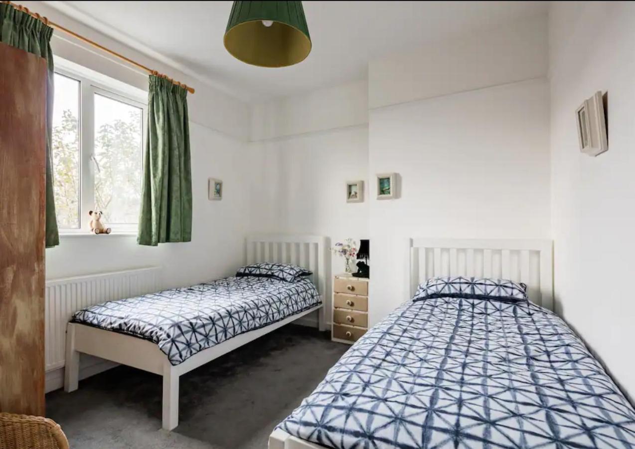 Lovely Three Bedroomed House, Parking 2 Cars Holiday home