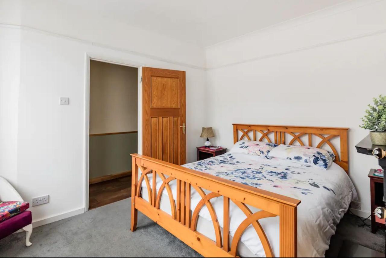 Lovely Three Bedroomed House, Parking 2 Cars * London