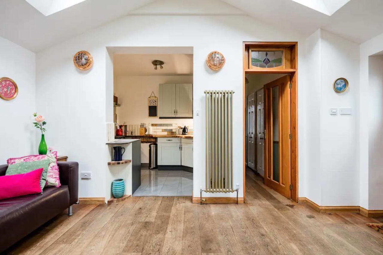 Lovely Three Bedroomed House, Parking 2 Cars London
