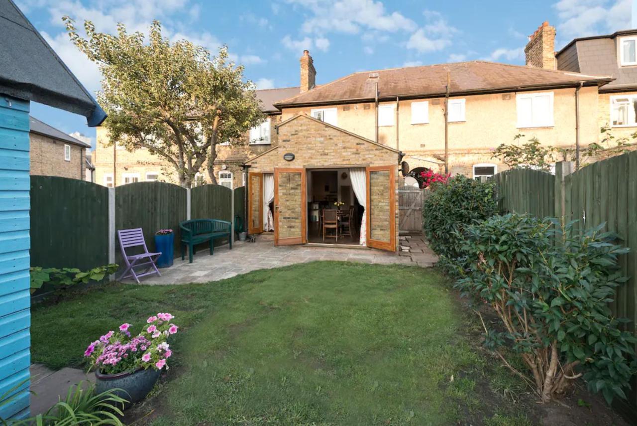 Lovely Three Bedroomed House, Parking 2 Cars Holiday home