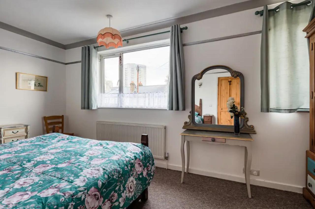 Lovely Three Bedroomed House, Parking 2 Cars Holiday home *