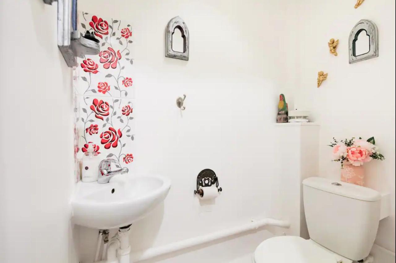 Lovely Three Bedroomed House, Parking 2 Cars Holiday home London