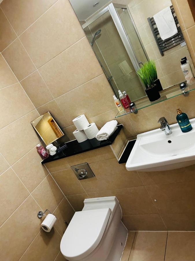 Spacious 3-bed 3-bath Luxury With Balcony Hyde Park Apartment *