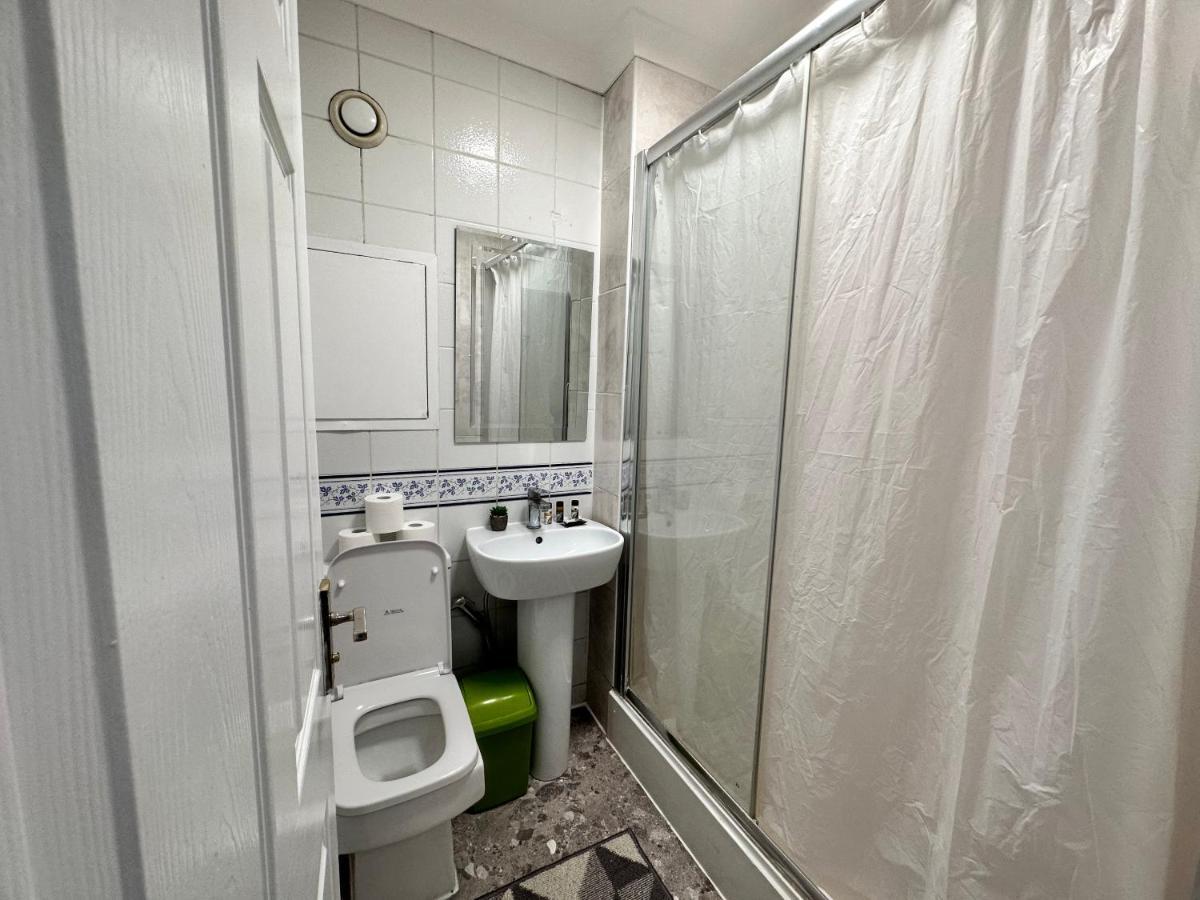 Posh 2-bedroom, Living Room, Kitchen & 1.5 Bathroom Apartamento *