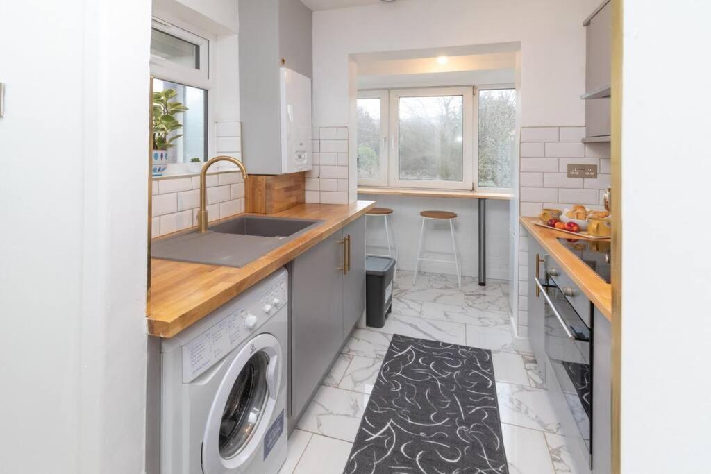 Modern - Accommodates 6 - Private Parking - 15min To Bridge, Eye And Charing Cross * London