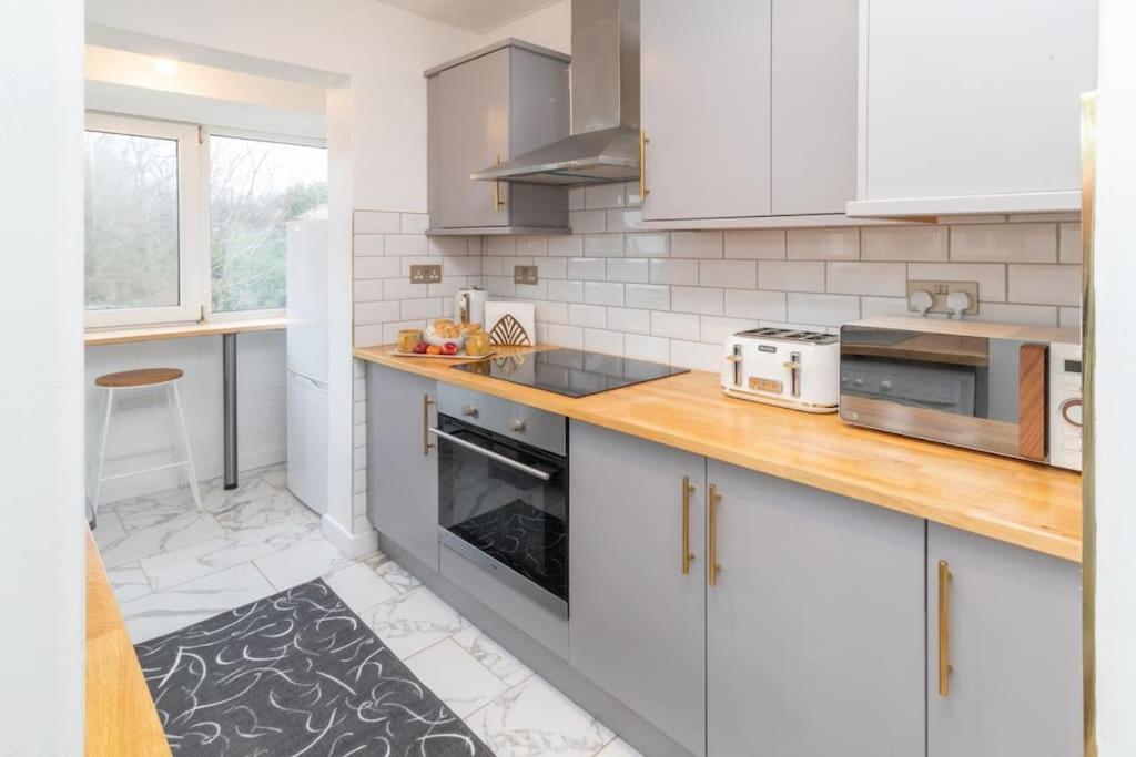 Apartment Modern - Accommodates 6 - Private Parking - 15min To Bridge, Eye And Charing Cross London