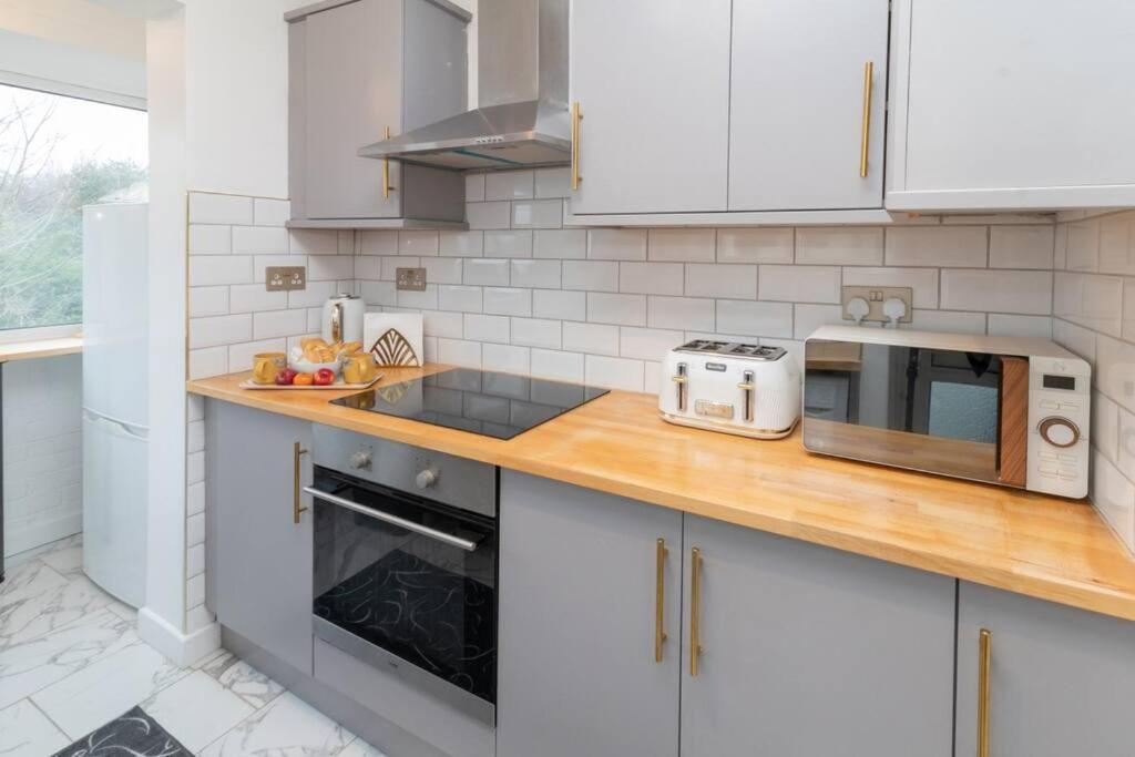 Modern - Accommodates 6 - Private Parking - 15min To Bridge, Eye And Charing Cross * London