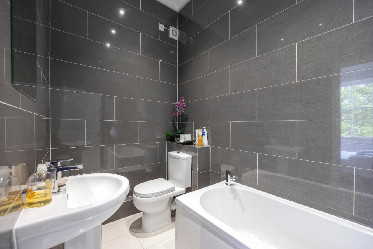 Premium Over Looking Canary Wharf Towers * London