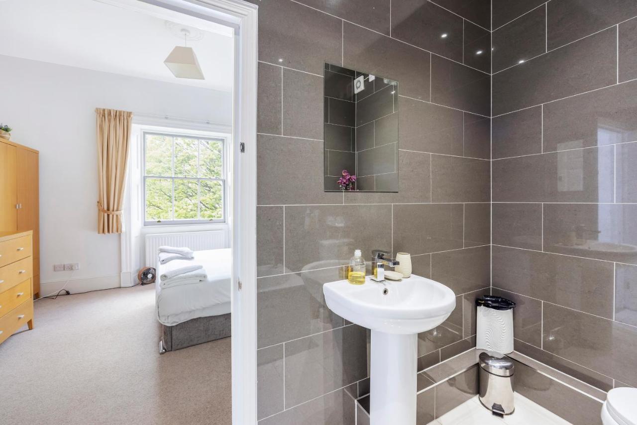Premium Over Looking Canary Wharf Towers Apartment London