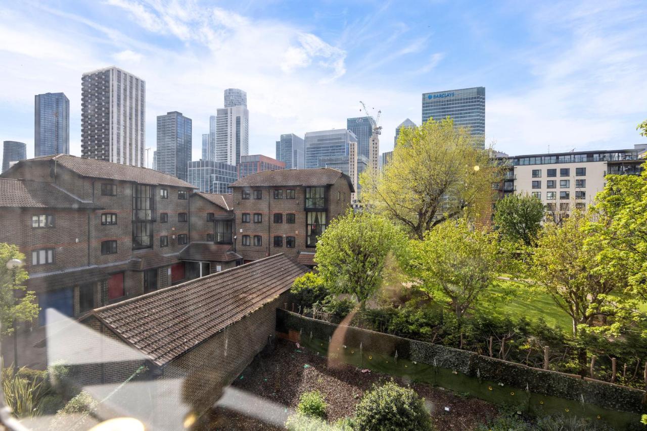 Premium Over Looking Canary Wharf Towers