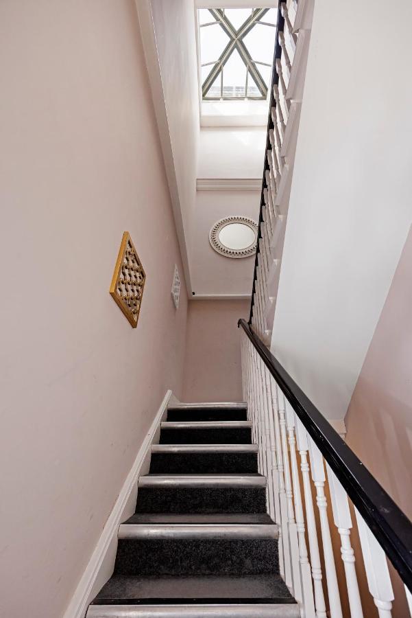Premium Over Looking Canary Wharf Towers Apartment
