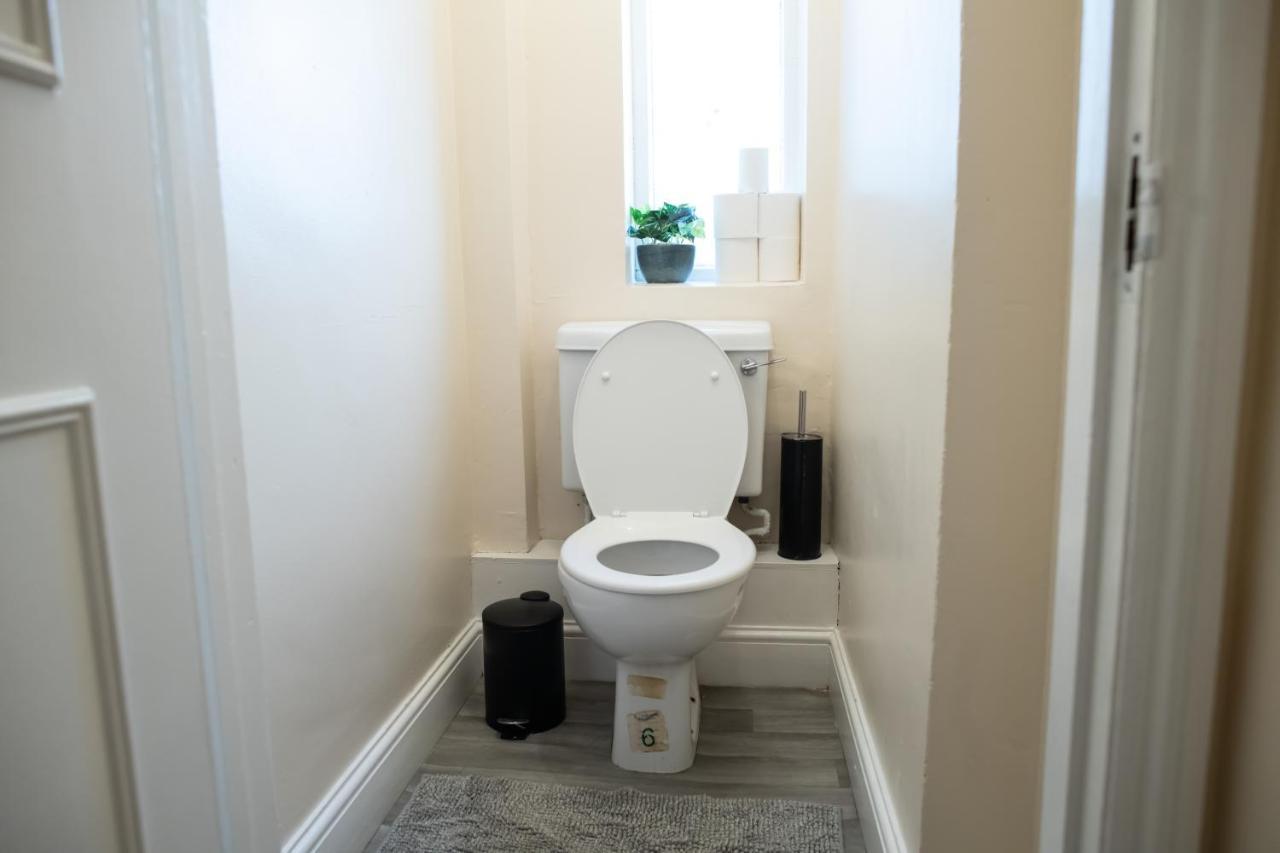 Apartment 4 Bedroom Flat With High Speed Wi-fi In North Acton, Ealing, West London
