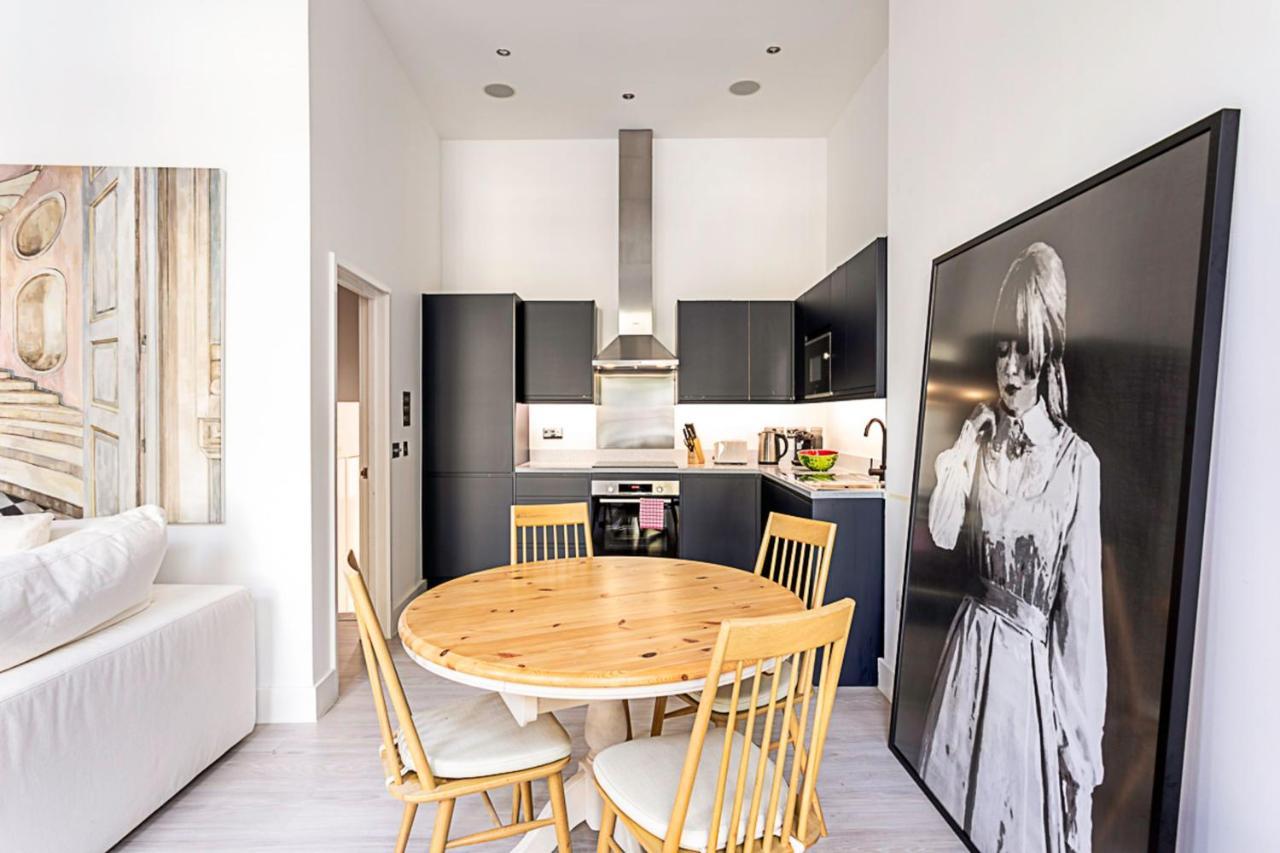 Elegant 3 Bed In Earl's Court Apartment *