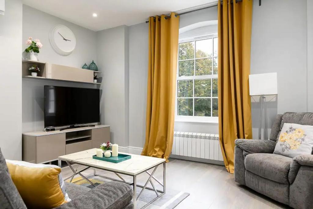 Apartment Modern 3 And 2 Bedroom Flat In Central With Installed Ac