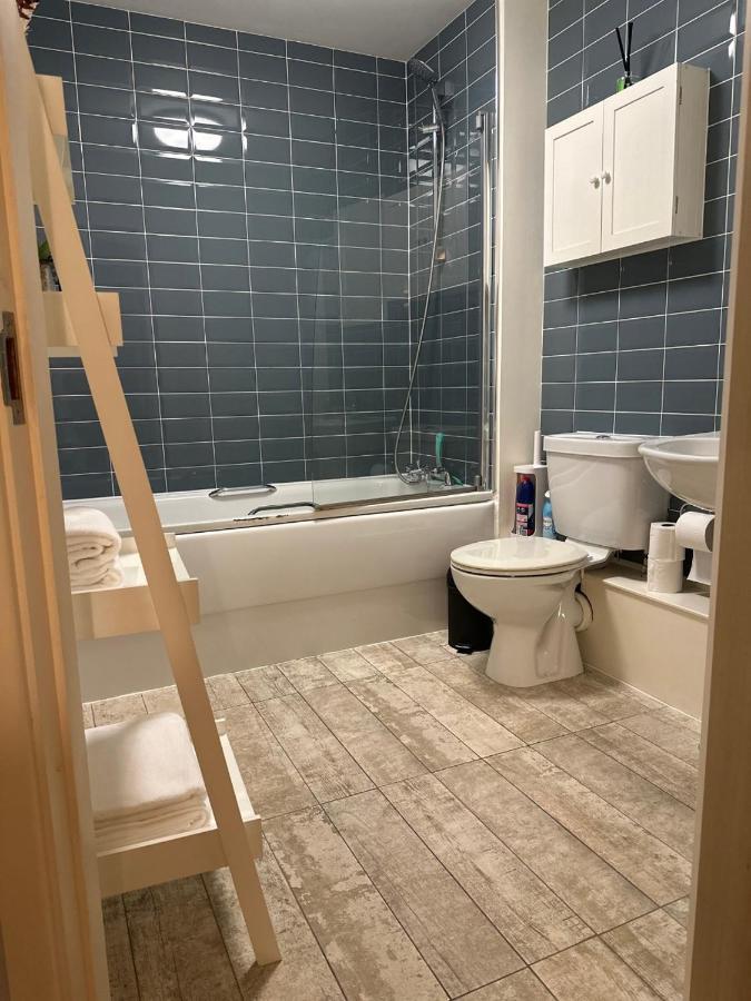 Spacious,1 Bed, Large Balcony, Parsons St Apartment