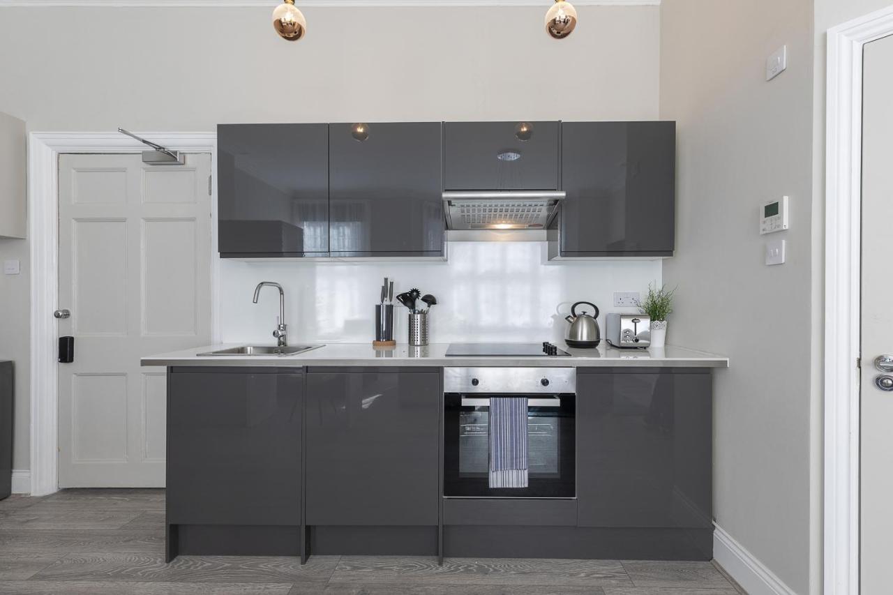 Air Conditioned High St Kensington Apartment *