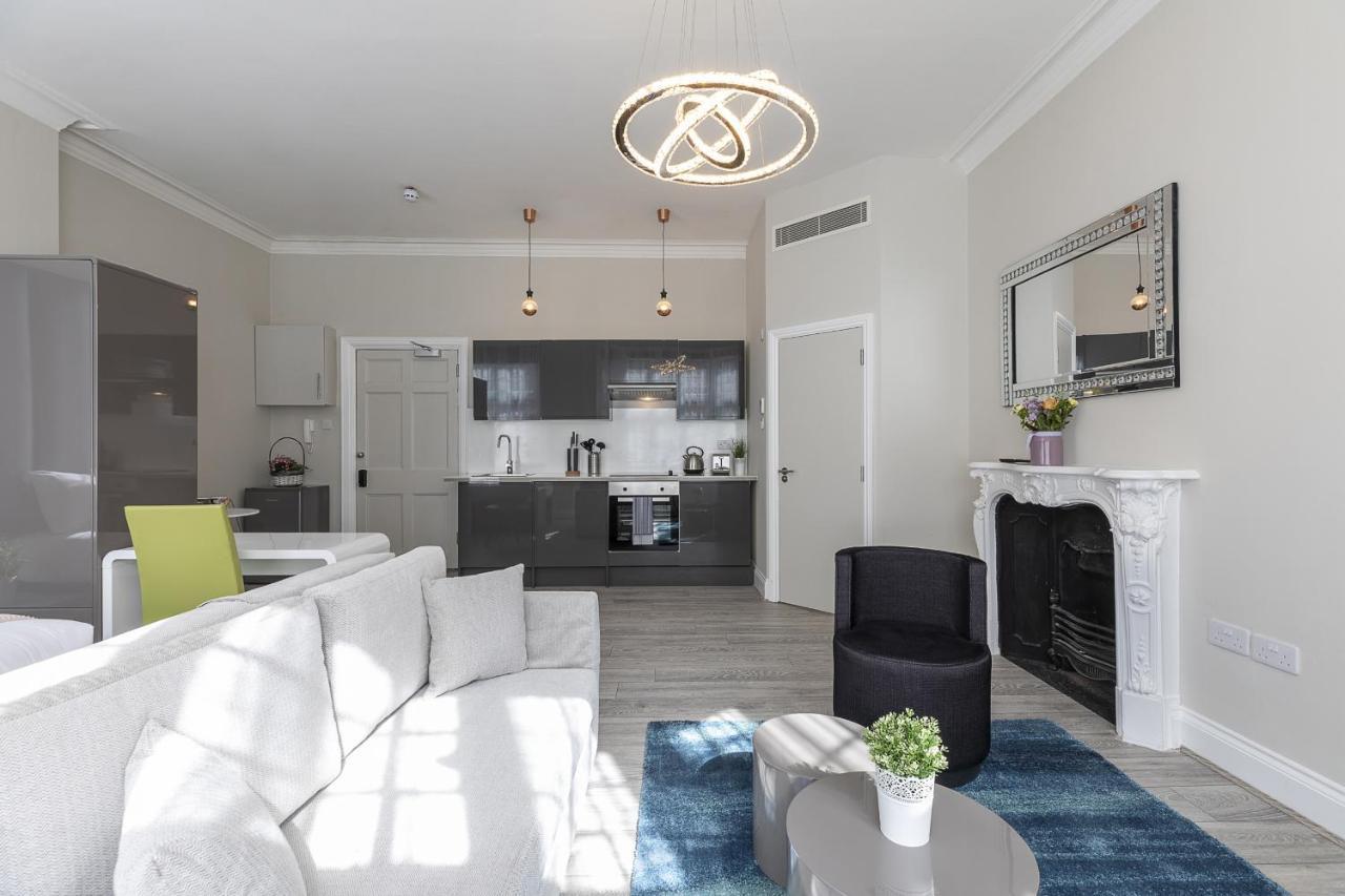 Air Conditioned High St Kensington Apartment *