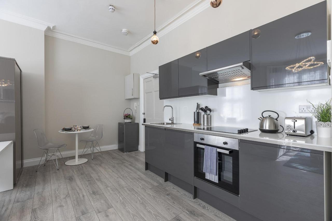 Air Conditioned High St Kensington Apartment London