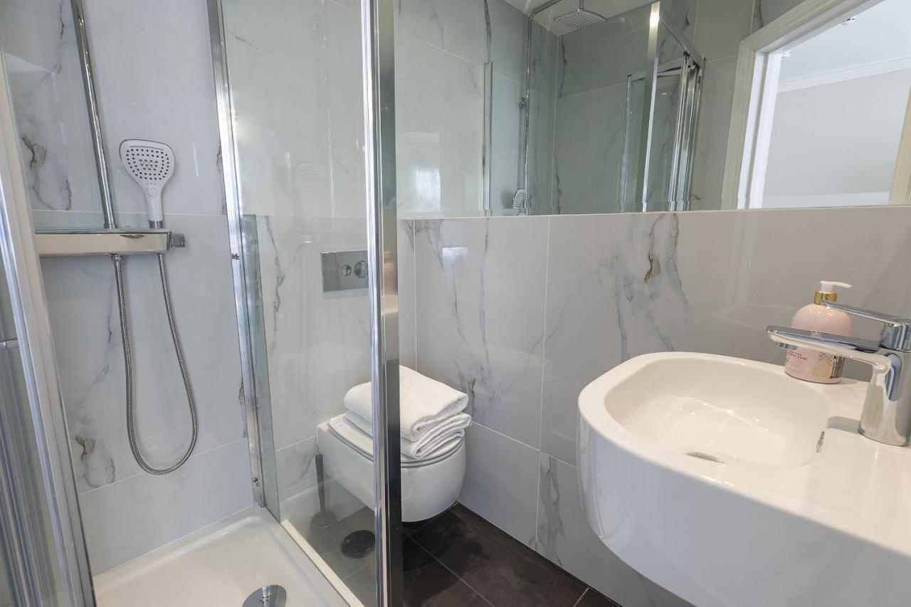 Air Conditioned High St Kensington Apartment London