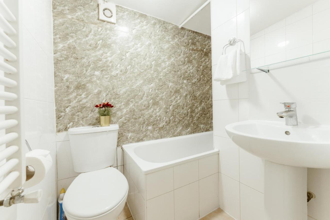 Upton Park Bedrooms 25 Min To Guest house London