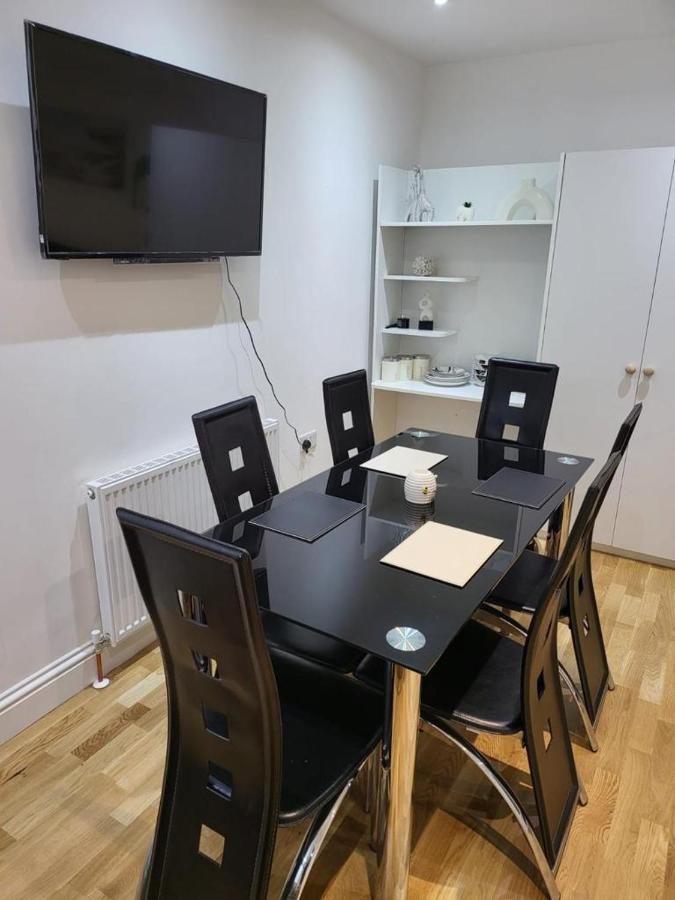 Apartment Fancy Basement Flat A London