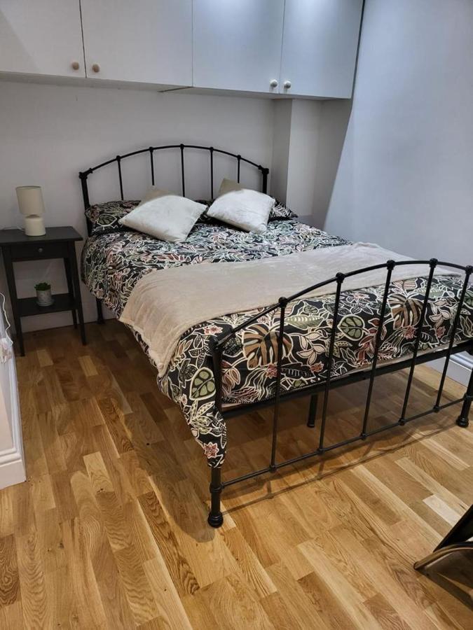Fancy Basement Flat A * London
