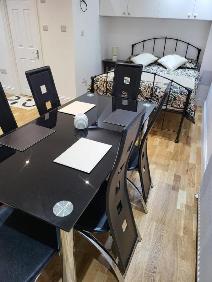 Apartment Fancy Basement Flat A London