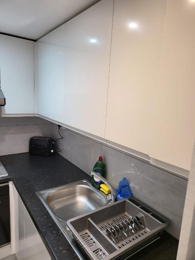 Fancy Basement Flat A *