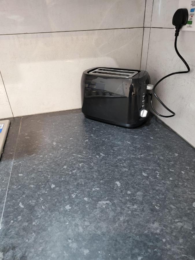Fancy Basement Flat A *