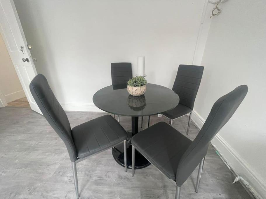 Bright 2 Bedroom Flat On Tower Bridge * London