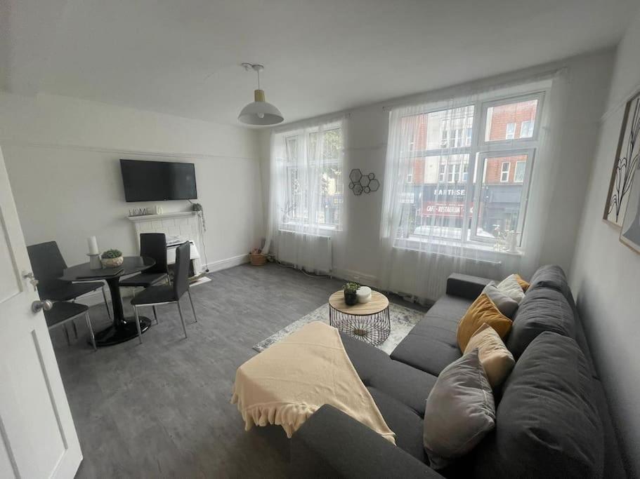 Bright 2 Bedroom Flat On Tower Bridge *
