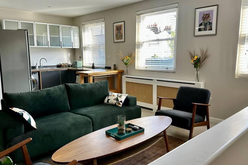 Sienna's 2 - Bedroom Apartment, London, N1. Apartment *