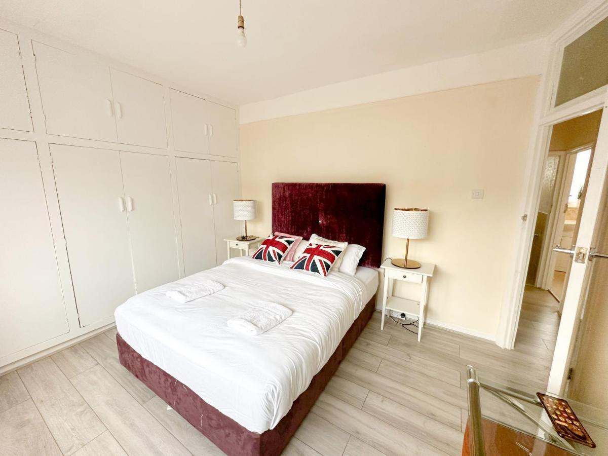 Holiday home 208 Clements Road London