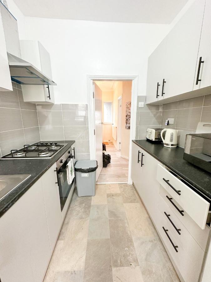 Holiday home 208 Clements Road London