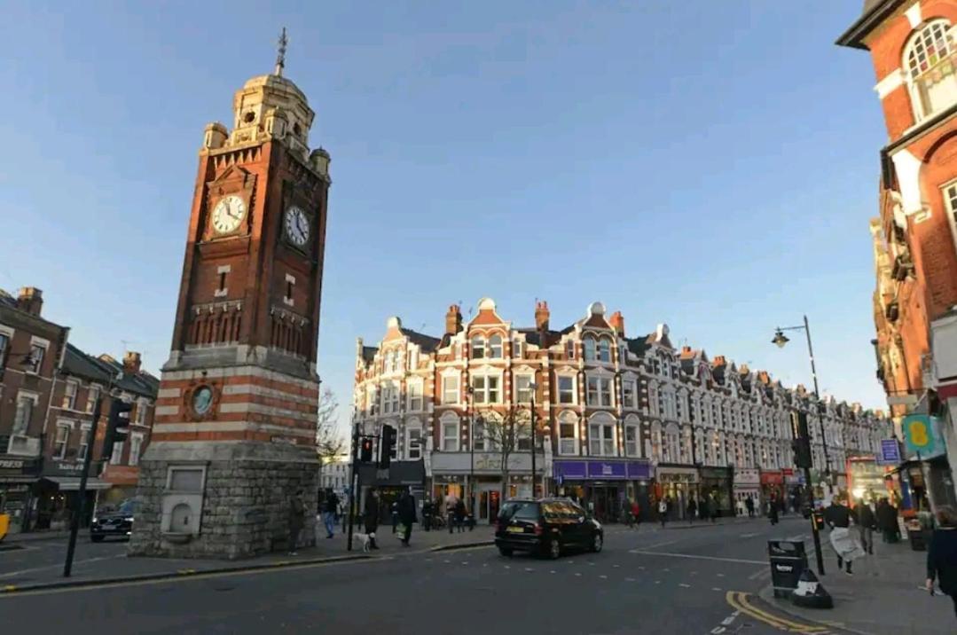 With Luxury Private Bathroom & Independent Entrance Near Tube Guest house *