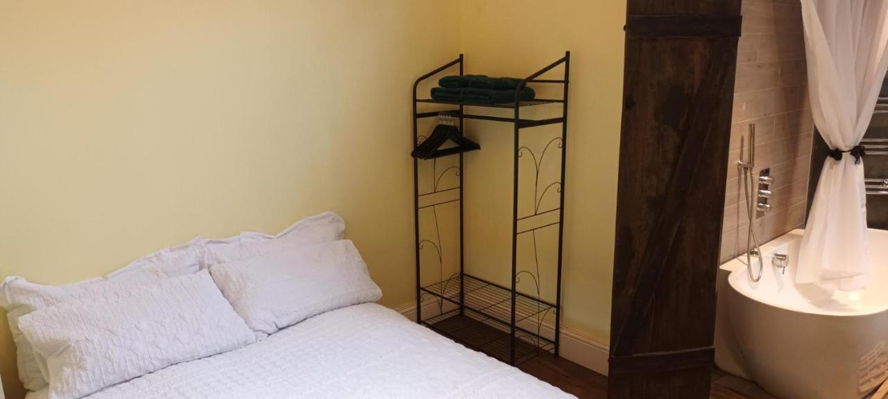 Guest house With Luxury Private Bathroom & Independent Entrance Near Tube